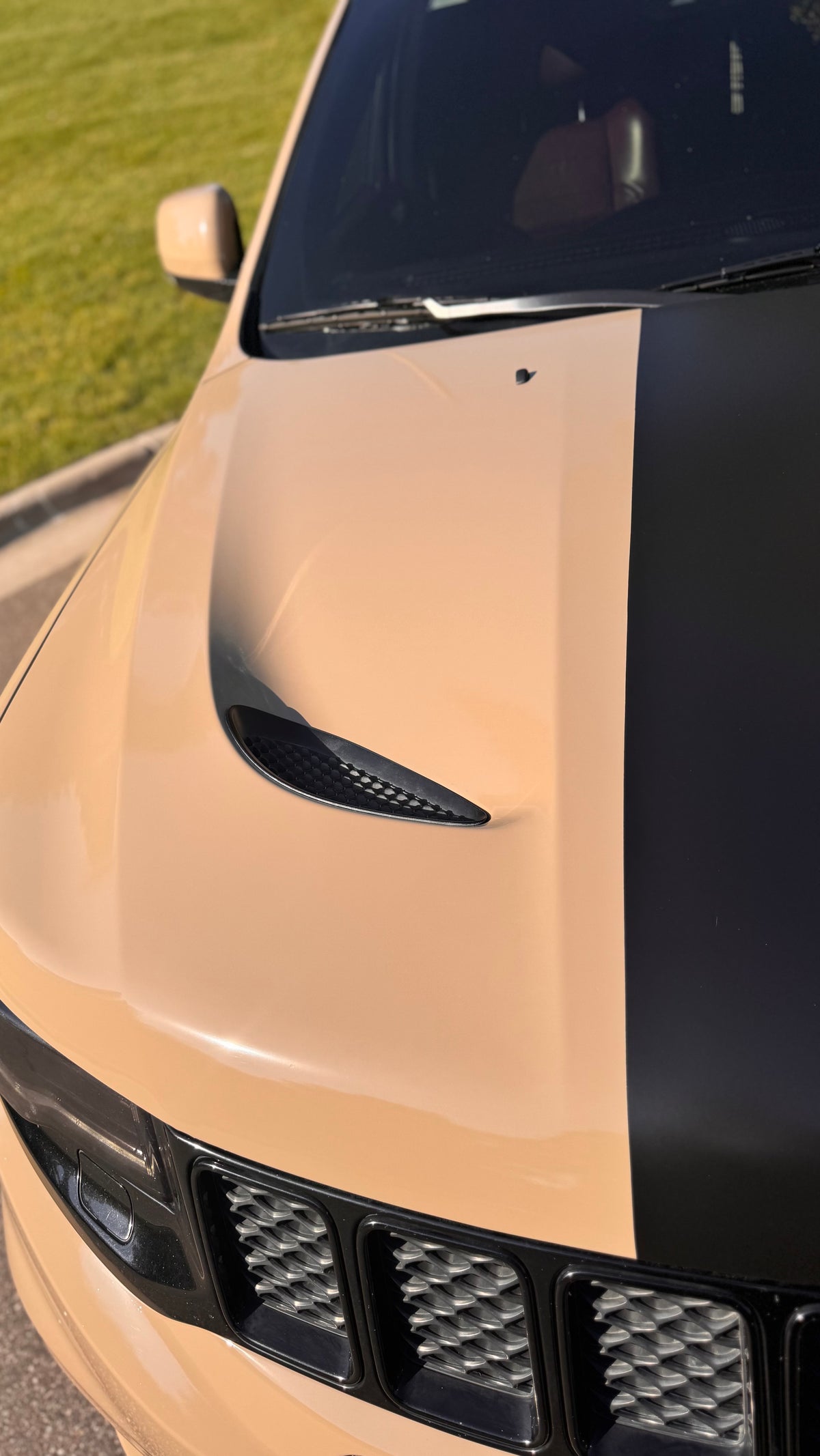 Jeep SRT - Gloss Desert Tan & Satin Black Stripe